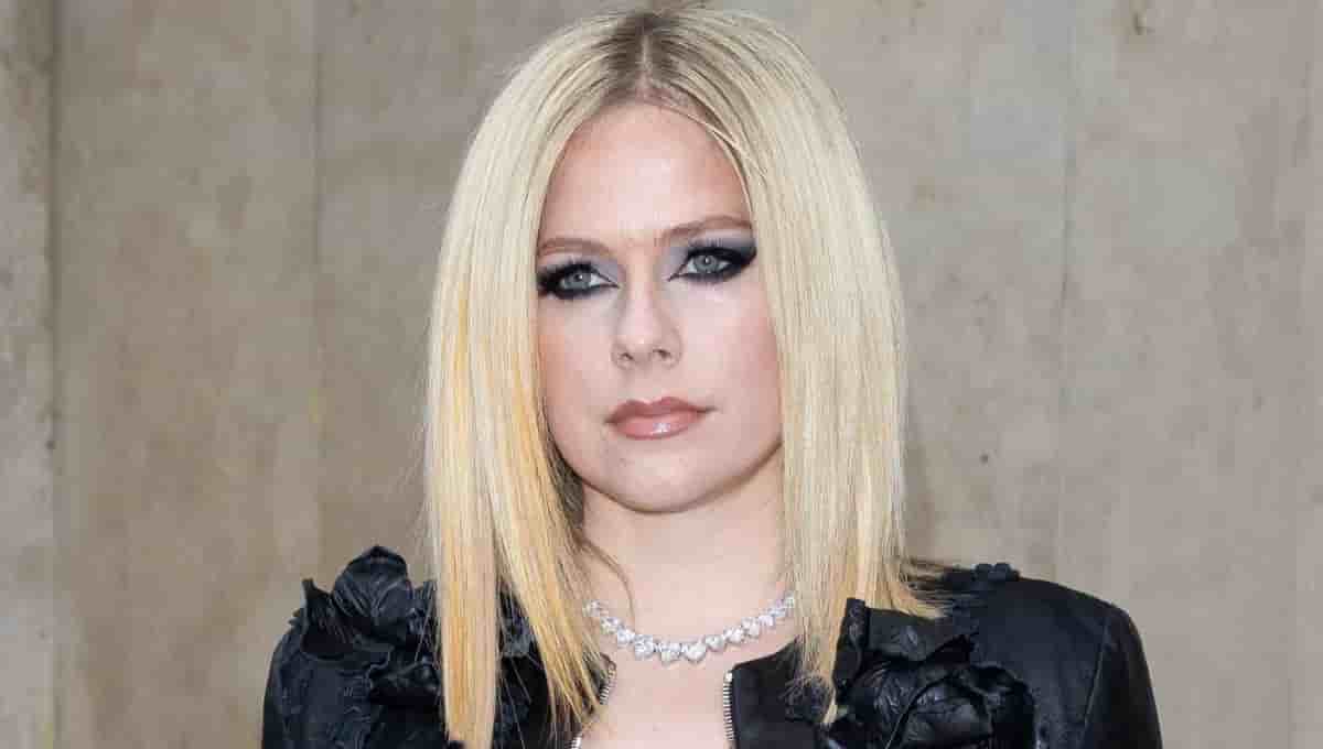Avril Lavigne Green Bikini, Melissa Tattoo, Dating History, Swimsuit, Pink Hair, Costume, Height, Children, Instagram